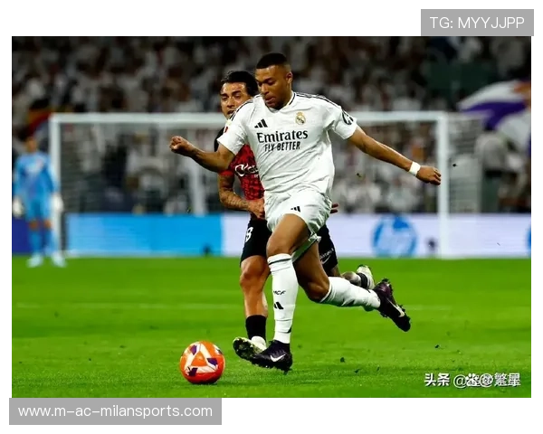 皇马中场拦截到位，黄潜推进被切断，皇马 中场